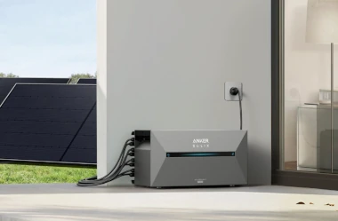 balkoncentrale anker solarbank 2 e1600 pro met aangesloten zonnepanelen