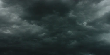 foto van zware bewolking met enorm donkere wolken