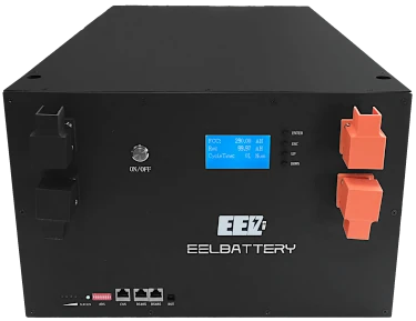 foto van een lfp accu, een metalen doos circa twee bierkratjes achter elkaar, fabrikant eel