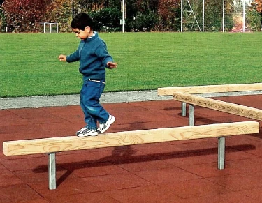 foto van een jongetje dat over de evenwichtsbalk loopt, als metafoor voor het balanceren (van lfp accucellen)