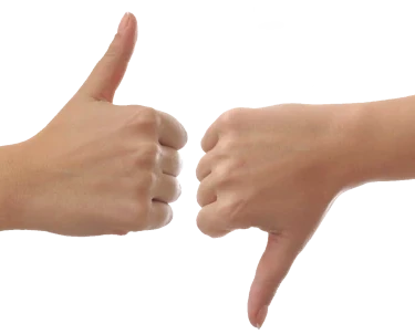 een foto van twee handen, de ene steekt zijn duim omhoog, de ander omlaag