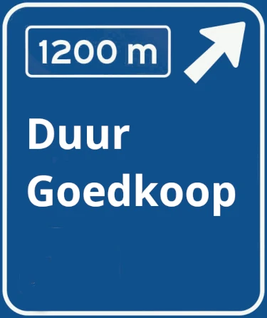 foto van een anwb bord bij een afslag met daarop de tekst: duur goedkoop