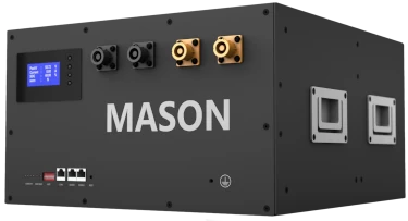 foto van een selpos mason lfp accu, 280 ah, een grote zwarte doos met een display en een paar aansluitingen voor de plus en minpool van de accu