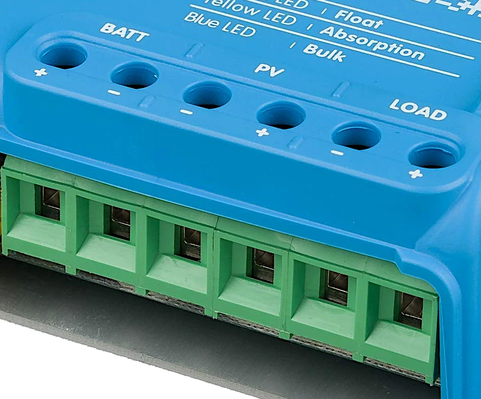 foto met een close-up van de aansluitingen van een mppt mét loadaansluiting (victron mppt 75/15)