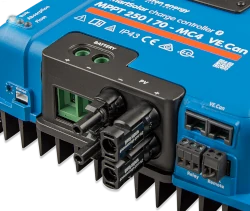 foto met een close-up van de aansluitingen van een mppt met mc4 zonnepaneelaansluitingen (victron mppt 250/70-mc4 ve.can)