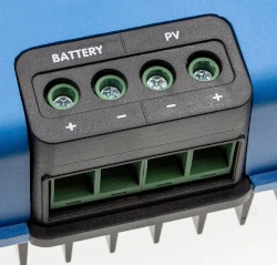 foto met een close-up van de aansluitingen van een mppt zonder loadaansluiting (victron mppt 150/60)
