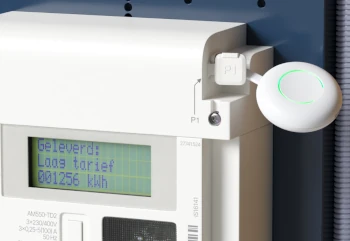 foto van een p1 dongle die verbonden is met een slimme meter (fabrikant: homewizard)