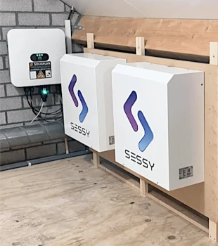 normale thuisbatterij naast een bestaande zonnepaneelomvormer