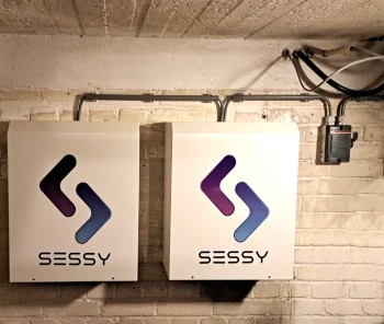 twee sessy thuisbatterijen gemonteerd tegen keldermuur
