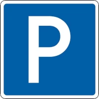 een parkeerplaats verkeersbord met een grote letter p er op; de p is ook de afkorting van power in het nederlands vermogen