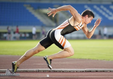 een atleet die zojuist uit de startblokken is gestart om te hardrennen, dit als metafoor voor aanloopstroom