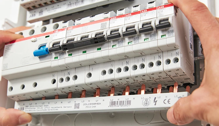 foto van een aantal installatieautomaten die met een flexline kamrails met elkaar verbonden worden
