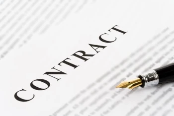 een foto van een contract waarbij een vulpen op het contract ligt dat suggereert dat het contract zojuist ondertekend is