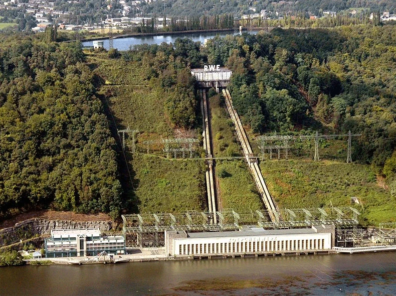 een foto van een waterkrachtcentrale in Duitsland die niet alleen elektriciteit kan produceren maar ook elektriciteit kan afnemen door het water naar boven te pompen