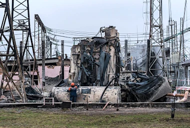 op de foto is een gebombardeerde elektriciteitsschakelcentrale te zien in de oekraïne
