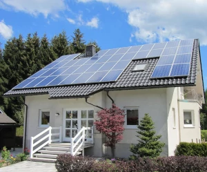 wit huis met blauwe zonnepanelen op het dak