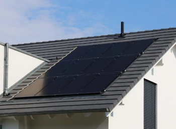 zwarte zonnepanelen op een dak