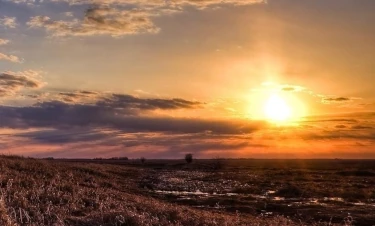 foto een landsschap waarbij de zon relatief laag staat, dus niet meer zo sterke instraling heeft op zonnepanelen