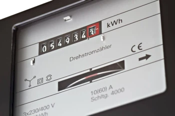 close-up foto van een driefase ferrarismeter uit duitsland