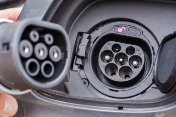 foto van een type 2 laadstekker voor een elektrische auto