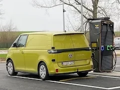 foto van een snellader waarbij een vw-busje aan het laden is