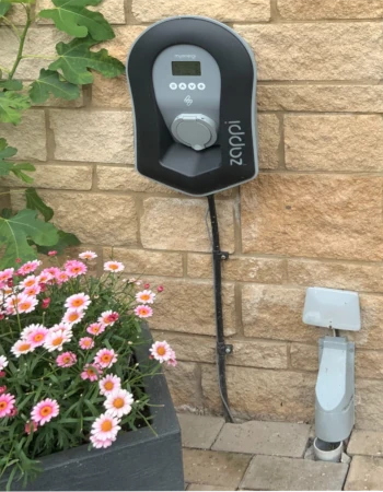 foto van een wandlader met een socket, dus zonder vaste laadkabel