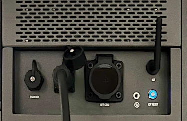 foto van de 230 Volt backup aansluiting (stopcontact)