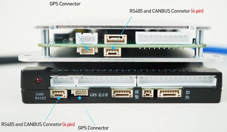 een foto van een b-serie en een bd-serie bms waarbij de connectoren op de printkaart zichtbaar zijn