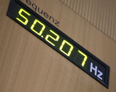 foto van een display waarop 50,207 Hz is te zien