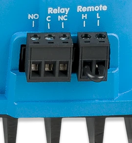 afbeelding van de relais en remote on/off aansluitingen op een mppt laadregelaar