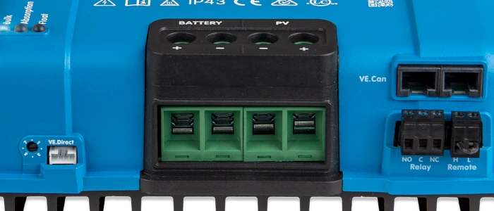 afbeelding van een deel van een victron smartsolar mppt laadregelaar met zichtbaar de ve.direct en de ve.can aansluitingen