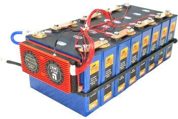 24 Volt LFP accu met aan de kopse kant (rood) het battery management system bevestigt