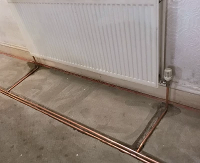 aanvoer- en retourleidingen bij een radiator