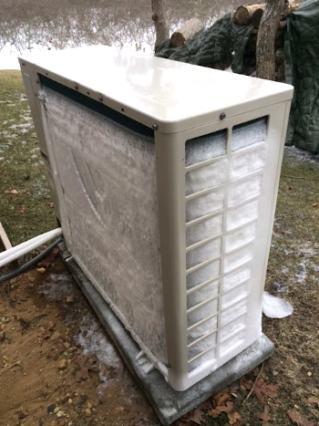 buitenunit warmtepomp bedekt met rijp/ijs