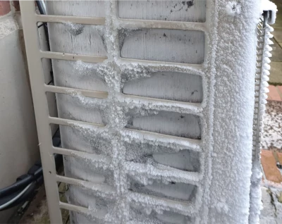 buitenunit van de cv-warmtepomp bedekt met rijp