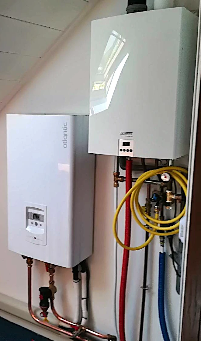 binnenunit van een hybride warmtepomp (links) naast een cv-ketel (rechts)
