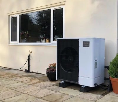 monoblock warmtepomp te zien vlak bij een raam van de woning