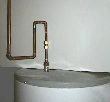 een boiler voorzien van een s-vormige leiding die dienst doet als thermosifon