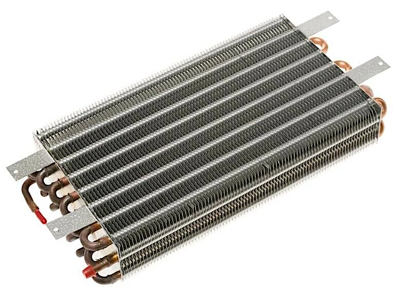 close-up van een verdamper waarbij de metalen lamellen goed zichtbaar zijn die noodzakelijk zijn om het oppervlakte te vergroten waardoor meer warmte uitwisseling mogelijk is
