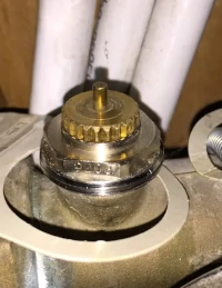 ventiel (klep) wordt met een pinnetje geopend en gesloten