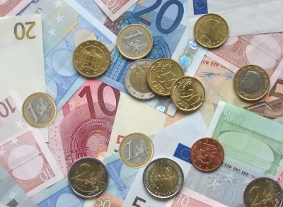diverse euro bankbiljetten en munten