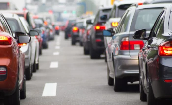 auto's dicht achter elkaar op de snelweg