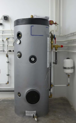 300 liter boiler met leidingen er om heen