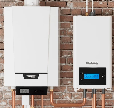 hybride lucht/water warmtepomp binnenunit die naast de cv-ketel hangt