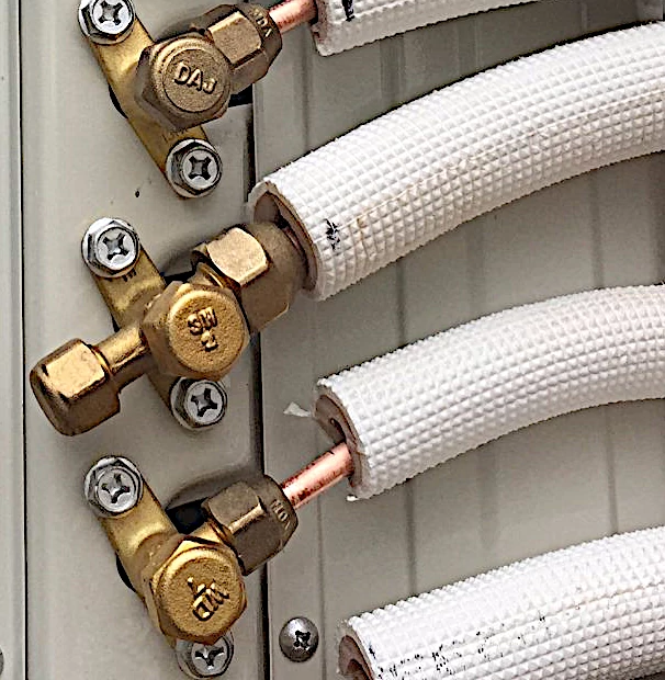 koudemiddelleidingisolatie bij een airco buitenunit