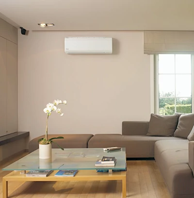 lucht/lucht warmtepomp binnenunit die hoog aan de muur hang boven de zitbank