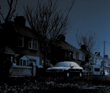 huizen bij nacht verlicht door straatverlichting