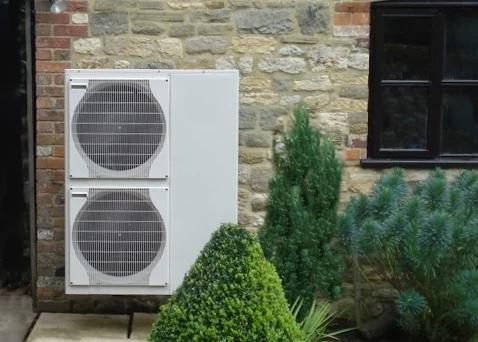buitenunit warmtepomp met twee ventilatoren, merk mitsubishi