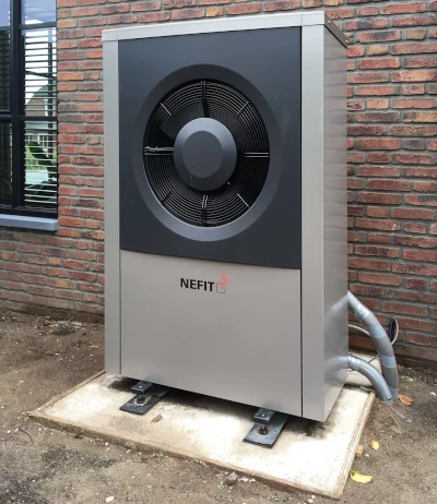 monoblock warmtepomp op de grond naast het huis geïnstalleerd