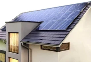 zonnepanelen op het dak van een vrijstaand huis
